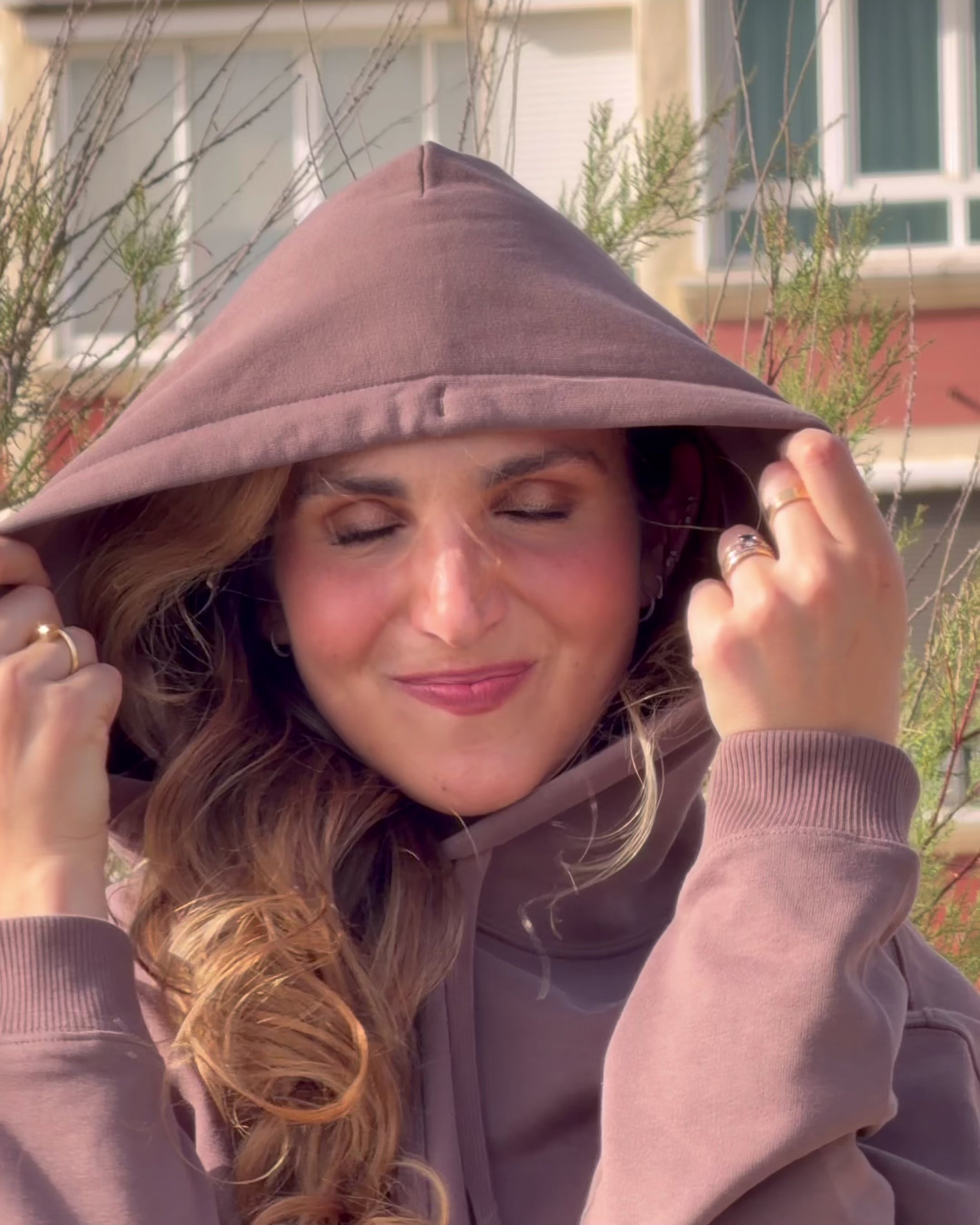 IVORY BY BECS HOLDING HOODIE MOCHA
