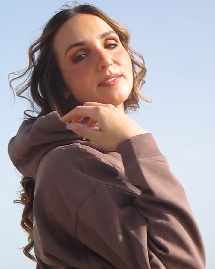 IVORY BY BECS HOLDING HOODIE MOCHA