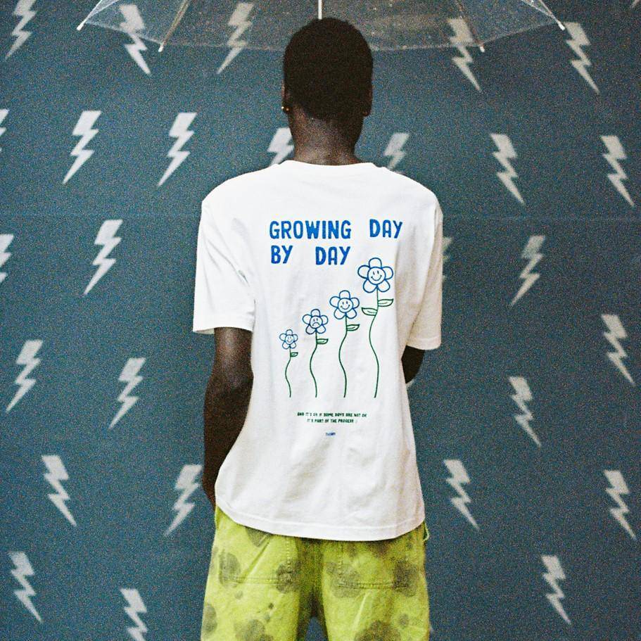 GROWING DAY BY DAY TEE WHITE - IVORY WORLD